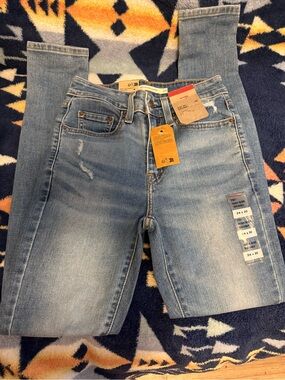 NWT Levi 721 high rise Skinny Jeans